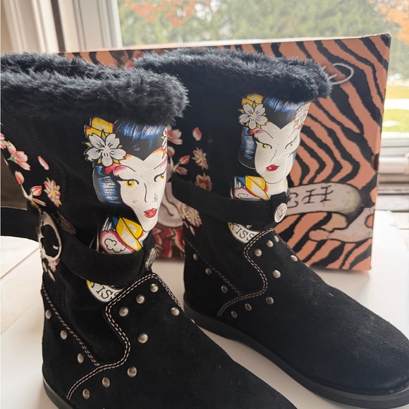 Ed Hardy Women's Black Artistic Winter Boots - Picture 2 of 5